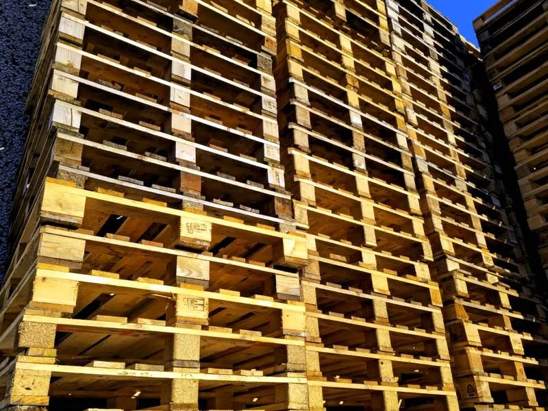 Bancali in legno 100x120 trattati HT nel magazzino di Effe Bi Imballaggi