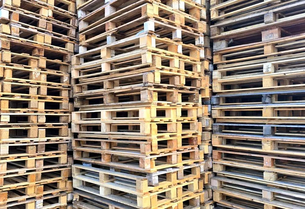 Cataste di pallet in legno nuovi e usati nel piazzale di Effe Bi Imballaggi