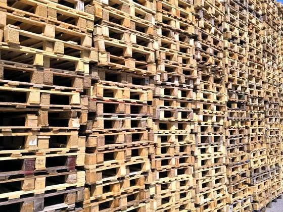 Cataste di pallet usati pronte per il ritiro in azienda