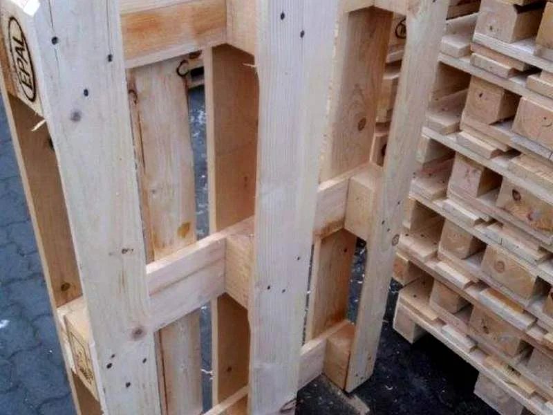 Pallet in legno nuovi accatastati e pronti per la consegna
